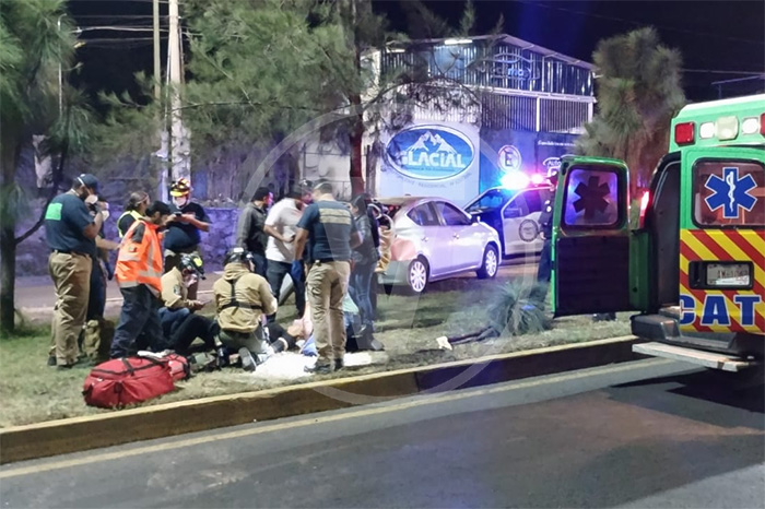 Paramédicos de Rescate Michoacán atendiendo a una mujer tras un choque en la Calzada Benito Juárez de Uruapan.