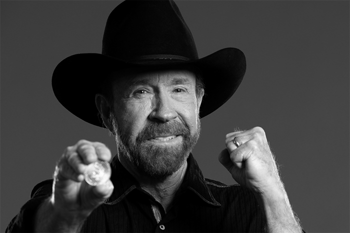 Retrato en blanco y negro del actor Chuck Norris, conocido por su papel en Walker, Texas Ranger y sus combates de artes marciales.