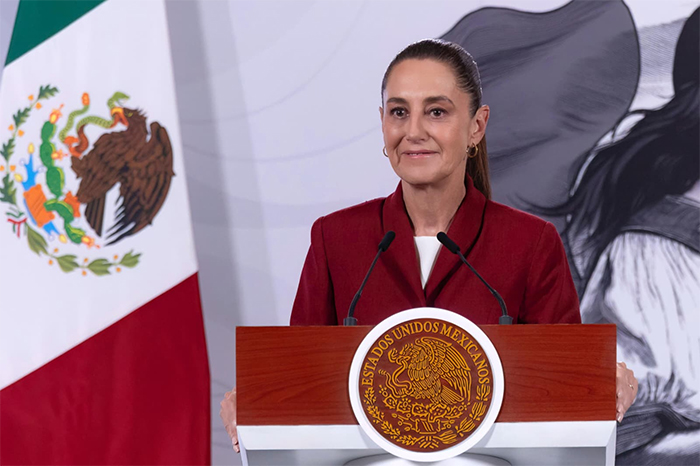 La presidenta Claudia Sheinbaum y la secretaria Rosa Icela Rodríguez durante la presentación del Plan B de la Reforma Electoral en Palacio Nacional.