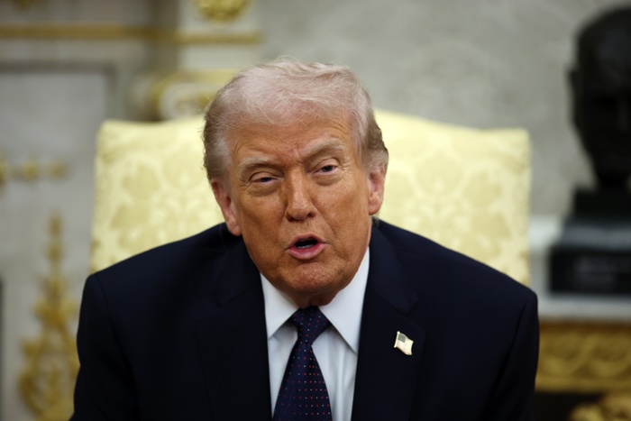 Donald Trump haciendo declaraciones sobre la ofensiva militar contra Irán y el cierre de embajadas.