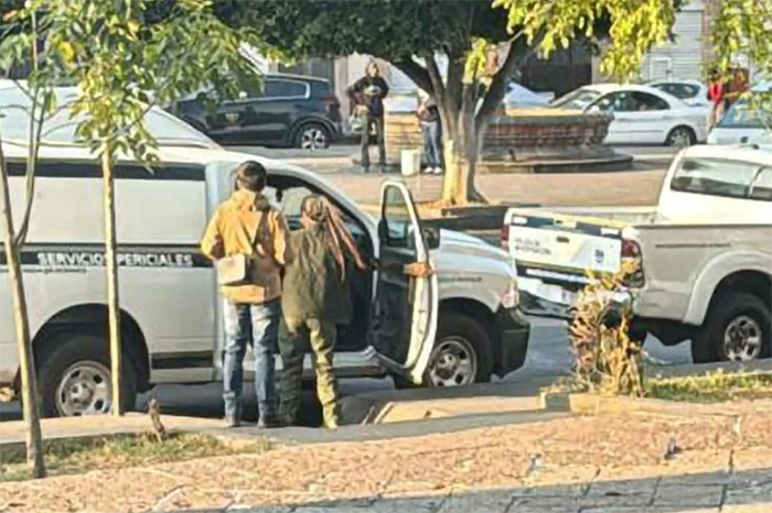 Elementos de la Fiscalía y policía resguardando la zona de la explanada del IMSS 80 tras el hallazgo de un hombre sin vida.