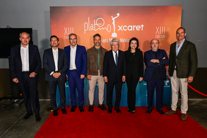 Enrique Cerezo y organizadores de los Premios Platino posan en la alfombra roja durante el anuncio de las nominaciones de la XIII edición.