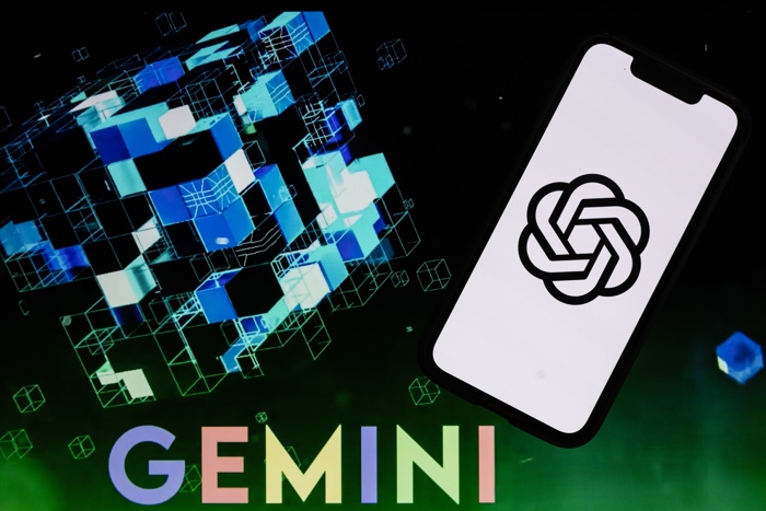 Representación gráfica de la inteligencia artificial con cubos digitales y un smartphone mostrando el logo de ChatGPT y Gemini.
