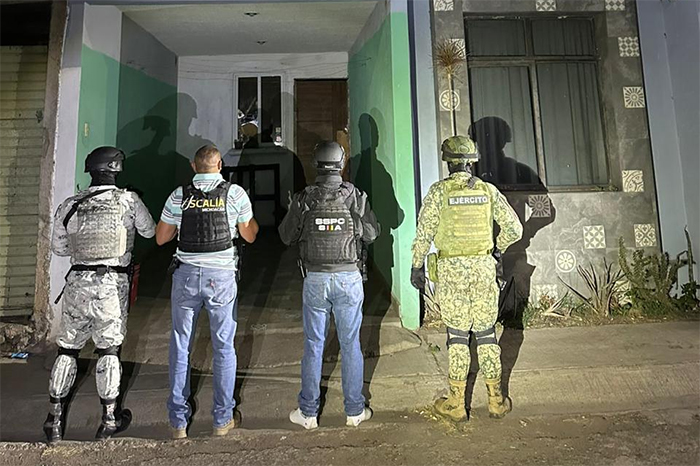 Elementos de la Fiscalía de Michoacán y la Guardia Nacional resguardando un inmueble asegurado en la colonia Mariano Abasolo de Morelia.