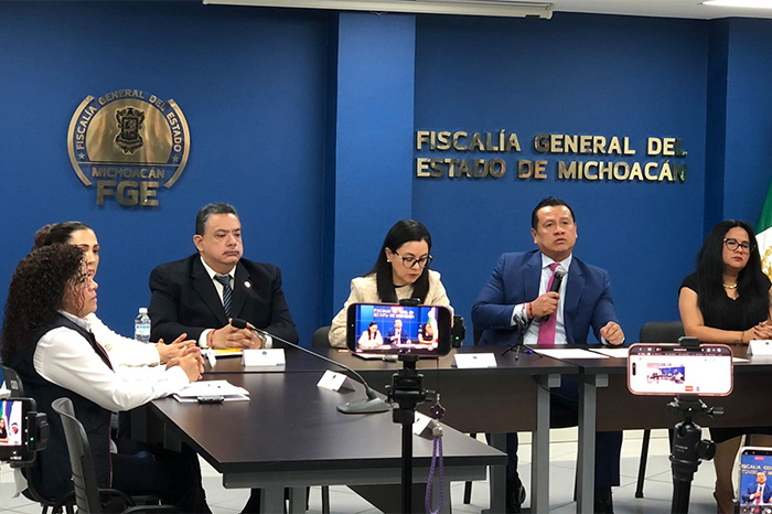 El fiscal de Michoacán, Carlos Torres Piña, durante la rueda de prensa sobre los nuevos lineamientos para grúas.