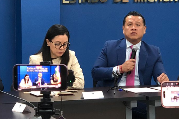 El fiscal de Michoacán, Carlos Torres Piña, anunciando la regulación de servicios funerarios y periciales.