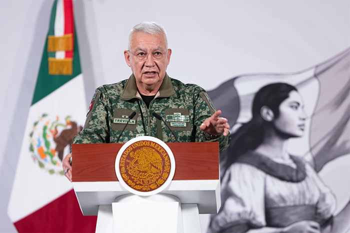 El general Ricardo Trevilla Trejo, titular de la Sedena, explicando los detalles técnicos del operativo contra el líder del CJNG en la Mañanera del Pueblo.
