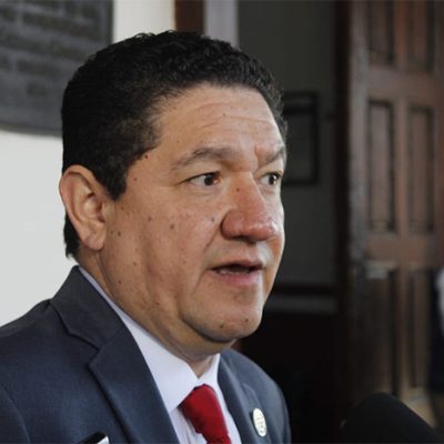 El magistrado Hugo Gama Coria, presidente del Poder Judicial de Michoacán, informando sobre las indemnizaciones a exfuncionarios.