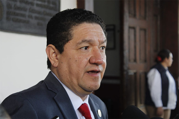 El magistrado Hugo Gama Coria, presidente del Poder Judicial de Michoacán, informando sobre las indemnizaciones a exfuncionarios.