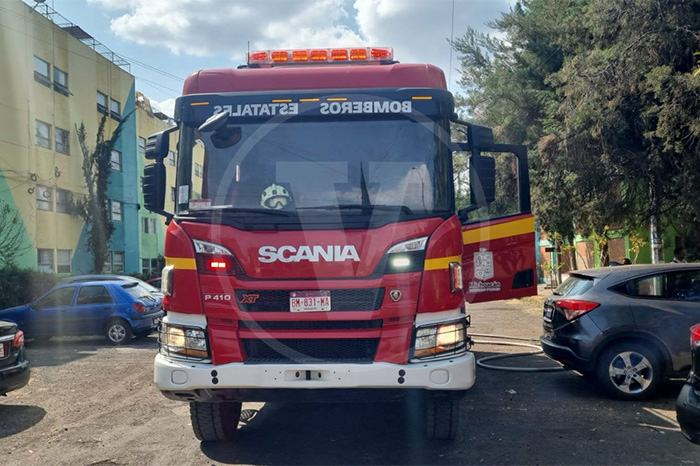 Bomberos de Protección Civil Michoacán laborando para sofocar las llamas en un edificio de la colonia Xangari.