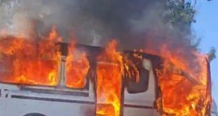 Unidad de transporte público (combi) envuelta en llamas en la localidad de Cuitzillo Grande, Tarímbaro, resguardada por la Guardia Civil.