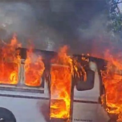 Unidad de transporte público (combi) envuelta en llamas en la localidad de Cuitzillo Grande, Tarímbaro, resguardada por la Guardia Civil.