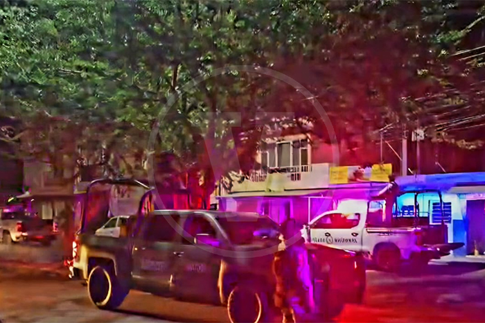 Acordonamiento policial y presencia de servicios periciales en la colonia Revolución de Zamora tras un ataque armado.