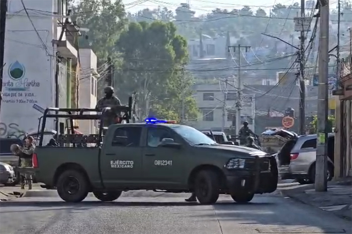 Elementos del Ejército y fuerzas federales custodiando una camioneta gris en la avenida Fuentes de Morelia.
