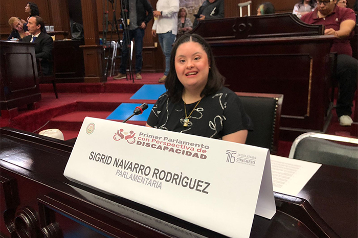 Personas con discapacidad ocupando las curules del pleno del Congreso del Estado de Michoacán durante el primer Parlamento con Perspectiva de Discapacidad.