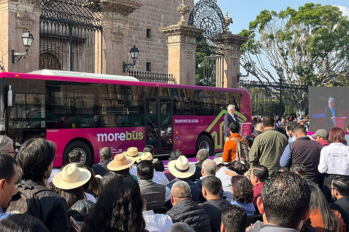 Presentación oficial del sistema de transporte Morebús frente a la Catedral de Morelia con autoridades estatales.