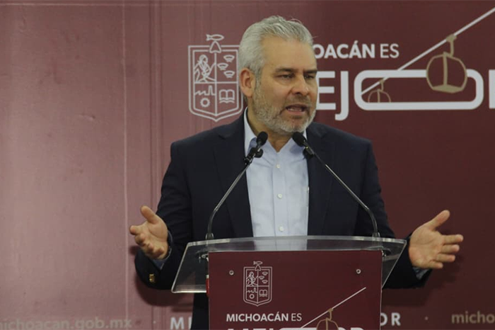 El gobernador Alfredo Ramírez Bedolla durante la rueda de prensa en Casa Michoacán explicando la relación con organismos internacionales.
