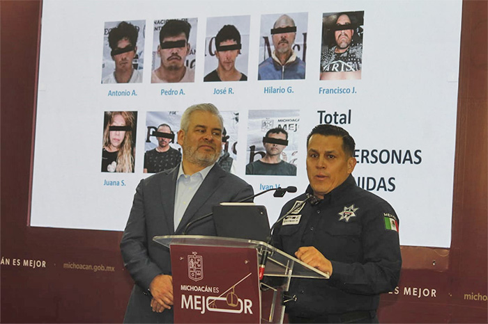 El secretario de Seguridad Pública, José Antonio Cruz Medina, presentando gráficas de resultados operativos en Michoacán.