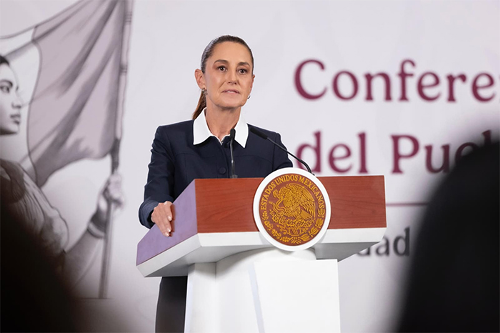 La presidenta Claudia Sheinbaum Pardo durante la mañanera del pueblo presentando la lista de costos por legislador en México.