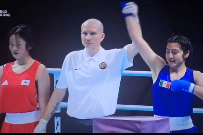 Sofía Guadalupe Ramírez Reyes, boxeadora de Maravatío, celebrando su victoria en la Futures Cup Sub-19 en Bangkok.