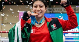 a boxeadora michoacana Sofía Guadalupe Ramírez Reyes posando con su medalla de bronce tras la Futures Cup en Bangkok, Tailandia.