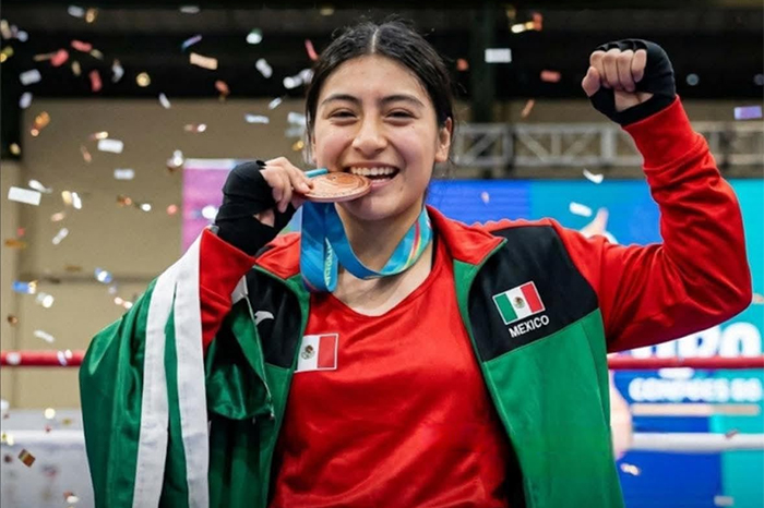a boxeadora michoacana Sofía Guadalupe Ramírez Reyes posando con su medalla de bronce tras la Futures Cup en Bangkok, Tailandia.