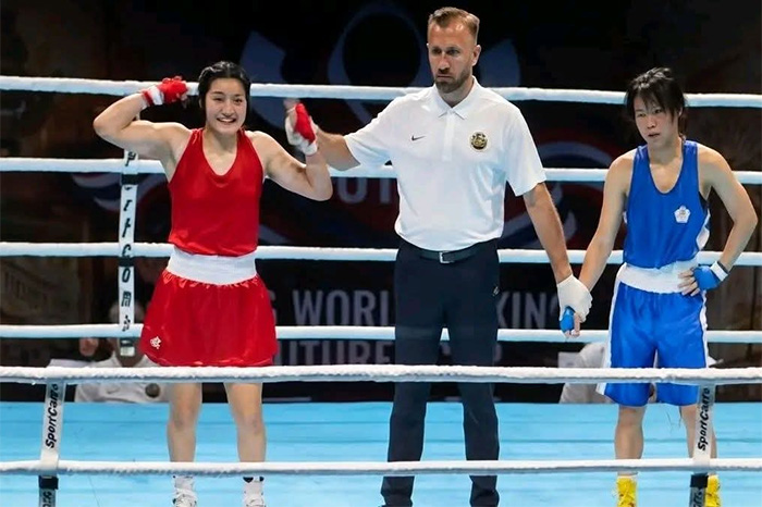 Sofía Guadalupe Ramírez Reyes, boxeadora michoacana del Cecytem Maravatío, con el uniforme de la selección nacional de boxeo.