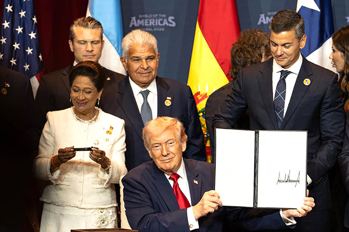 Donald Trump durante la cumbre "Escudo de las Américas" en Miami, acompañado de líderes como Javier Milei y Nayib Bukele.