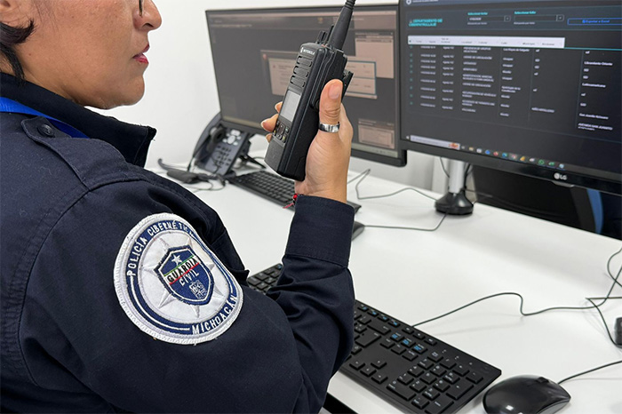 Personal especializado de la Unidad Antiextorsión de la SSP Michoacán operando en el centro de atención de llamadas.
