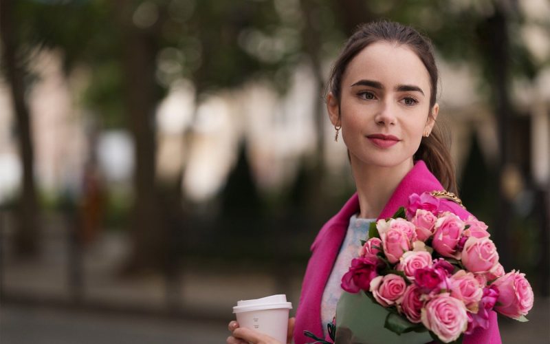 La actriz Lily Collins como Emily Cooper en una escena de la serie de Netflix.