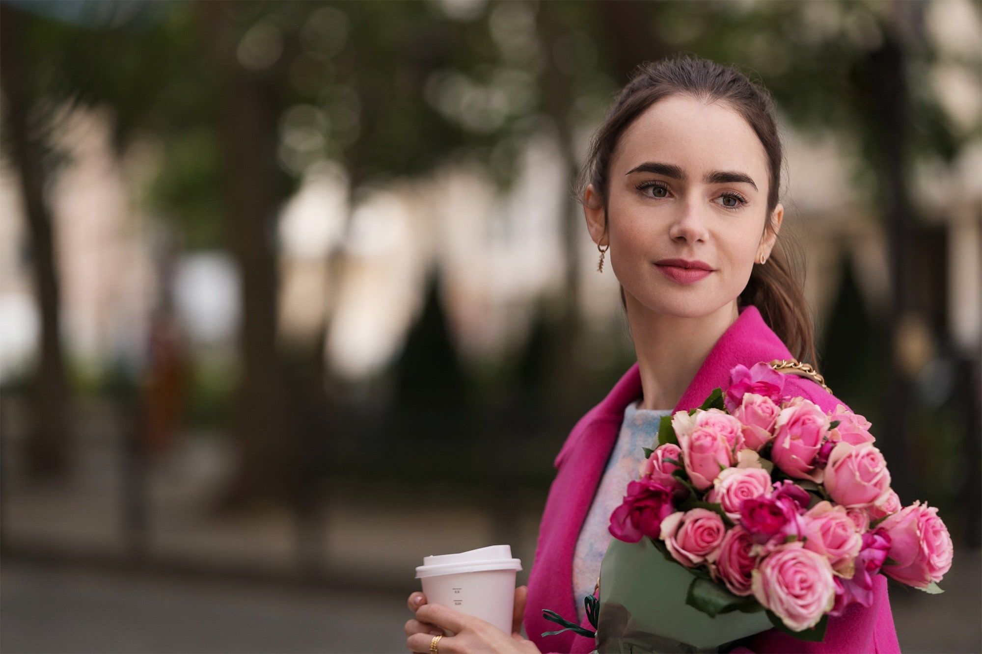 La actriz Lily Collins como Emily Cooper en una escena de la serie de Netflix.