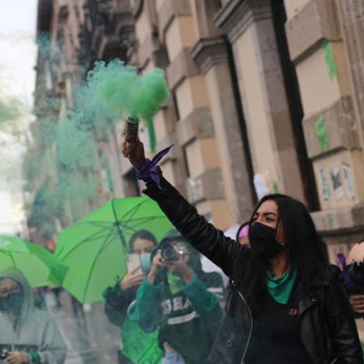 Integrantes de colectivos feministas exigiendo justicia y políticas públicas eficientes en la Ciudad de México.