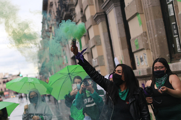 Integrantes de colectivos feministas exigiendo justicia y políticas públicas eficientes en la Ciudad de México.