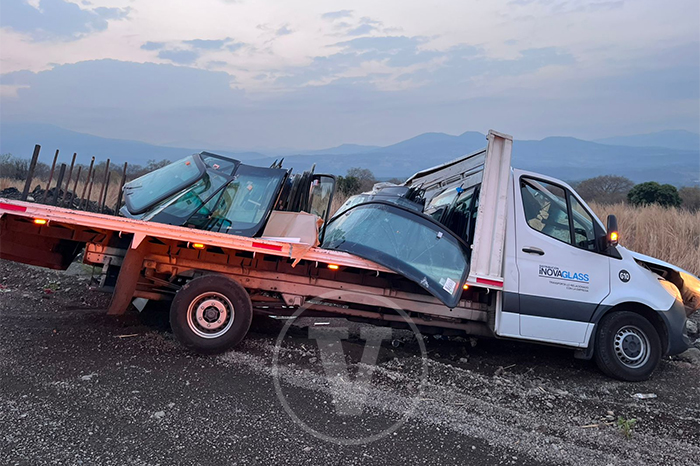 Unidades de emergencia y Guardia Nacional atendiendo un choque múltiple en el kilómetro 122 de la autopista Siglo XXI, tramo Uruapan-Nueva Italia.