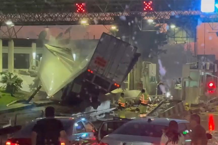 Restos del tráiler y vehículos afectados tras el choque en la caseta de cobro de Zinapécuaro en la autopista México-Guadalajara.