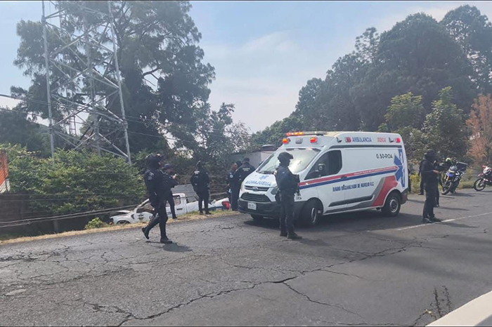 Patrulla de la Guardia Civil accidentada en la carretera Uruapan-Paracho tras chocar con poste.