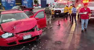 Paramédicos y bomberos de la CEPCM atendiendo un choque vehicular en la desviación a Cointzio.