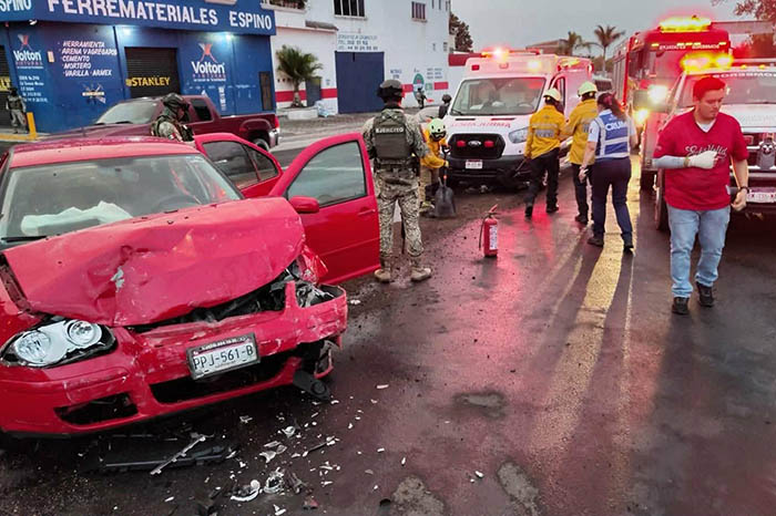 Paramédicos y bomberos de la CEPCM atendiendo un choque vehicular en la desviación a Cointzio.