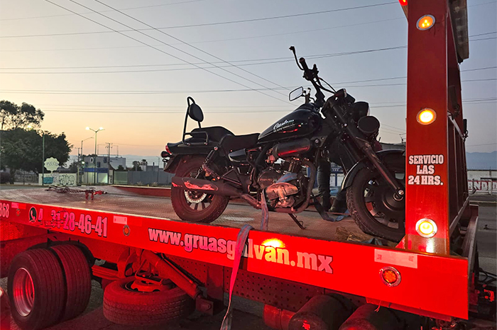 Motocicleta marca Dinamo accidentada sobre el Periférico Paseo de la República en Morelia, Michoacán.