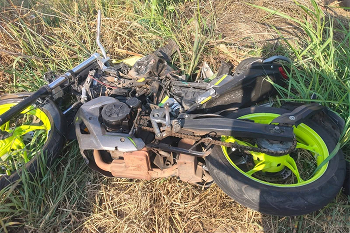 Accidente en Ziráhuato, Zitácuaro: Camioneta Ford Super Duty abandona tras chocar a motociclista.