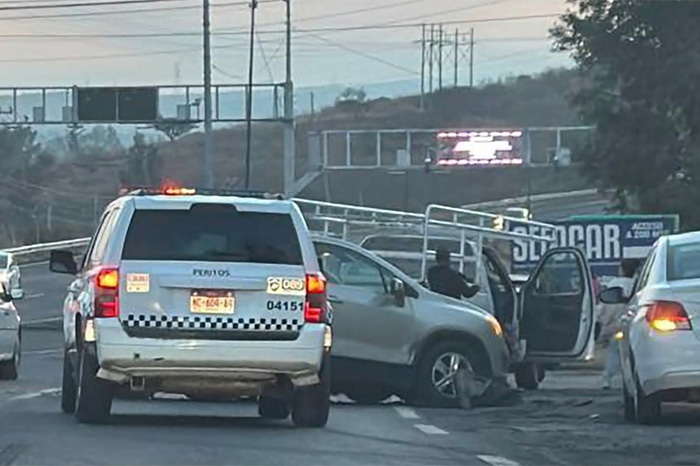 Elementos de la Guardia Civil atienden choque múltiple en salida a Charo Morelia.