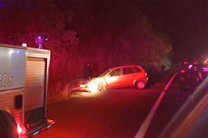 Choque de automóvil contra objeto fijo en la carretera Morelia-Pátzcuaro, zona de Cointzio.