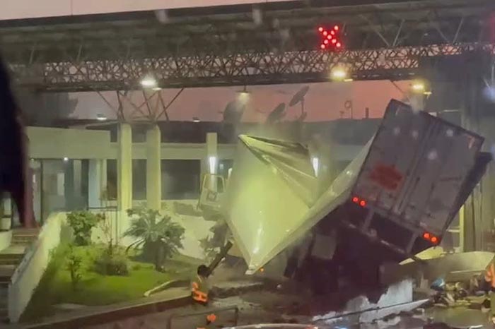 Un tráiler destrozado tras chocar contra la caseta de cobro de Zinapécuaro en la autopista México-Guadalajara.