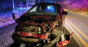 Camioneta Chevrolet Tracker roja siniestrada tras choque en el Libramiento Sur de Jacona.