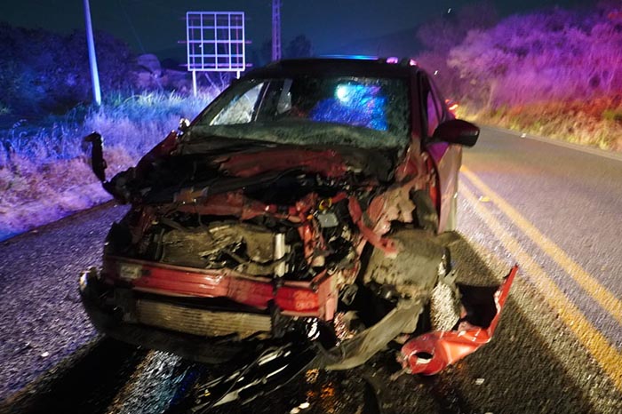 Camioneta Chevrolet Tracker roja siniestrada tras choque en el Libramiento Sur de Jacona.