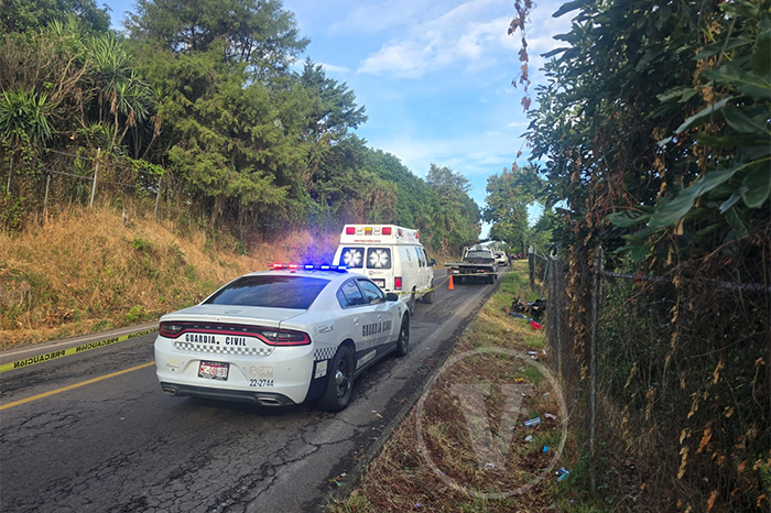 Zona del accidente en la carretera Tacámbaro-San Antonio de Viña donde un motociclista perdió la vida tras chocar contra una malla.