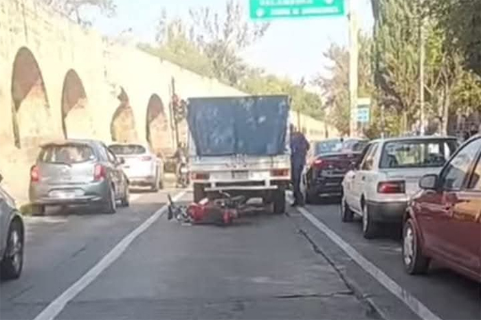 Agentes de tránsito y paramédicos atendiendo accidente de motocicleta en Morelia.