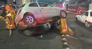 Automóvil siniestrado sobre la base de concreto de un puente vehicular en la avenida Madero Poniente de Morelia.