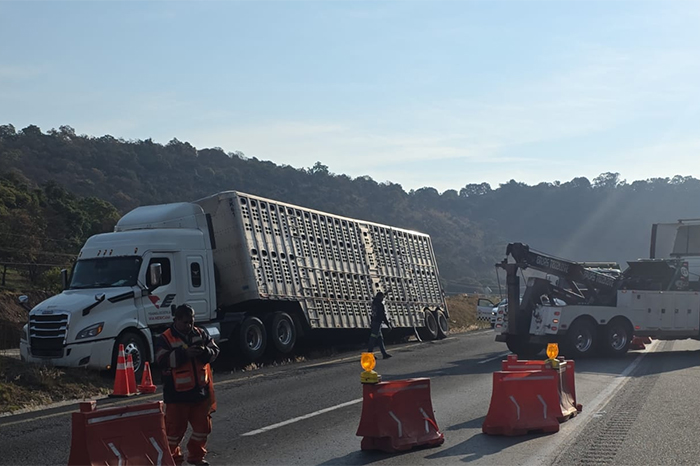 Tráiler accidentado en la cuneta central de la autopista de Occidente, tramo Maravatío.