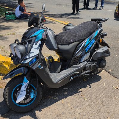 Motocicleta Italika accidentada en la esquina de Avenida Juárez y Ramón Ascencio en Zamora.